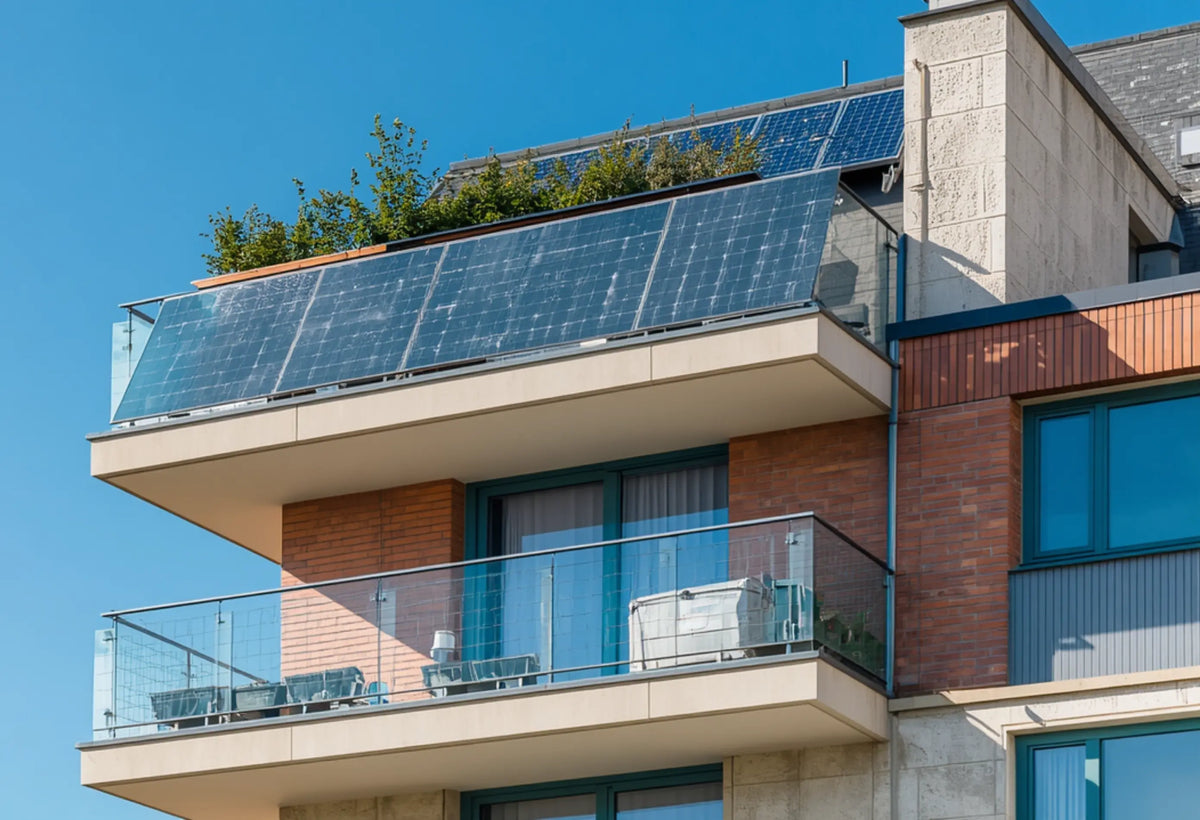 Balkonkraftwerk mit Solarpanels am Balkon einer Wohnung, Sonnenlicht trifft auf die Module und zeigt eine moderne Mini-Solaranlage zur Stromerzeugung