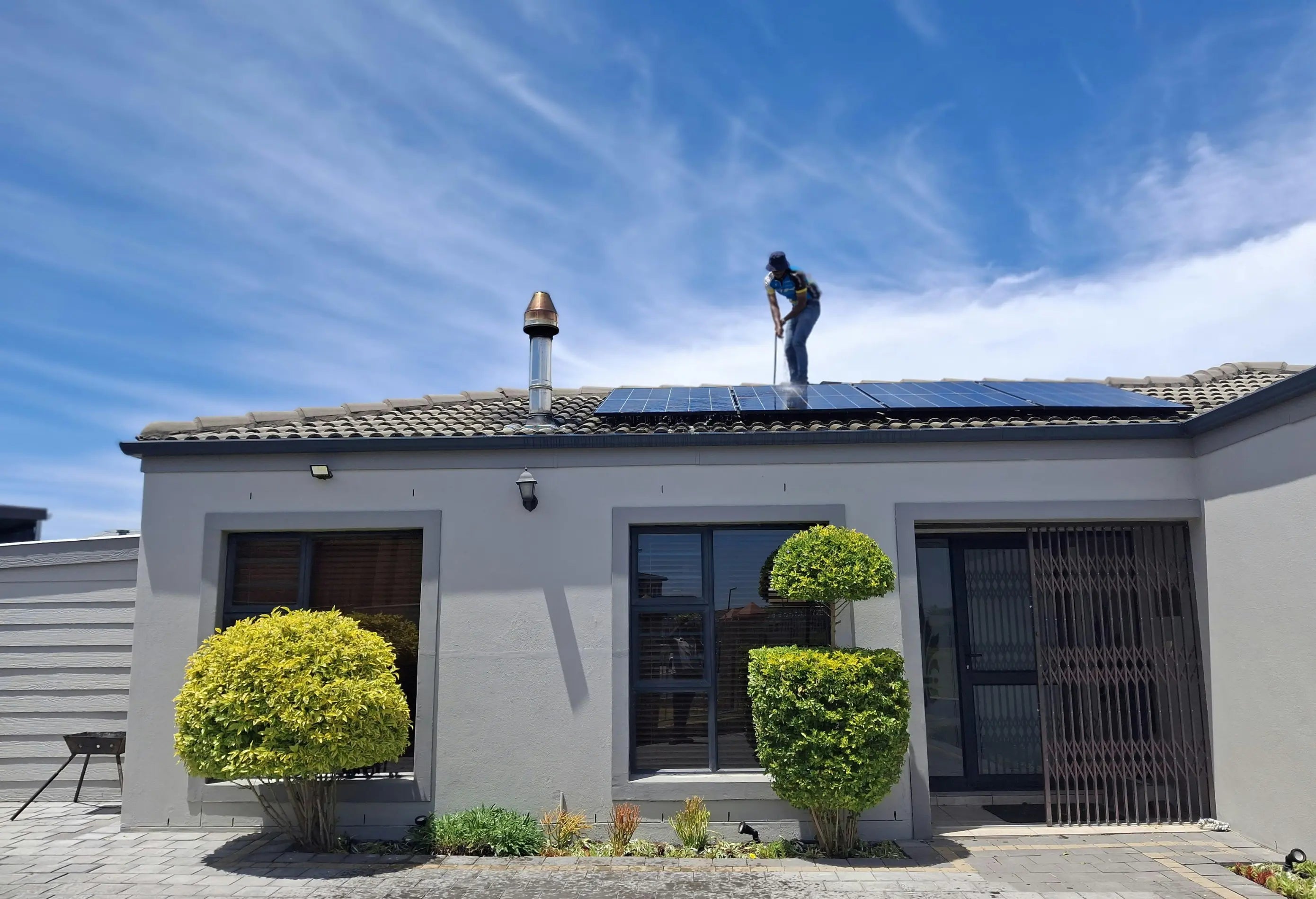 Hausdach mit installierten Solarmodulen für ein Balkonkraftwerk 7000 Watt zur Nutzung von Solarstrom im privaten Haushalt.
