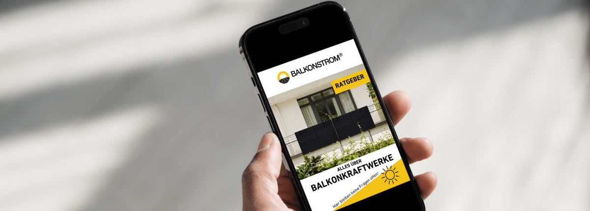 Smartphone mit Balkonstrom Website am Bildschirm