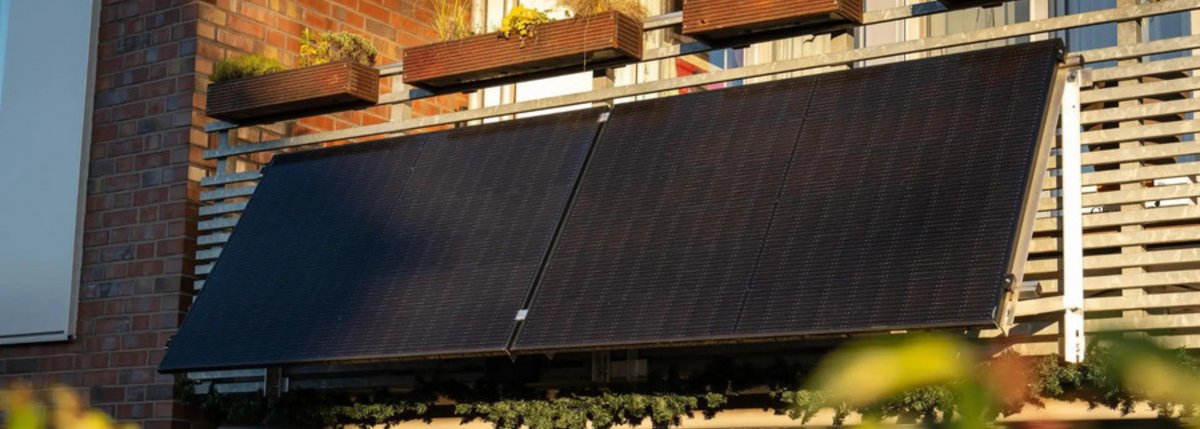 Zwei Solarmodule am alkon bei Sonnenschein