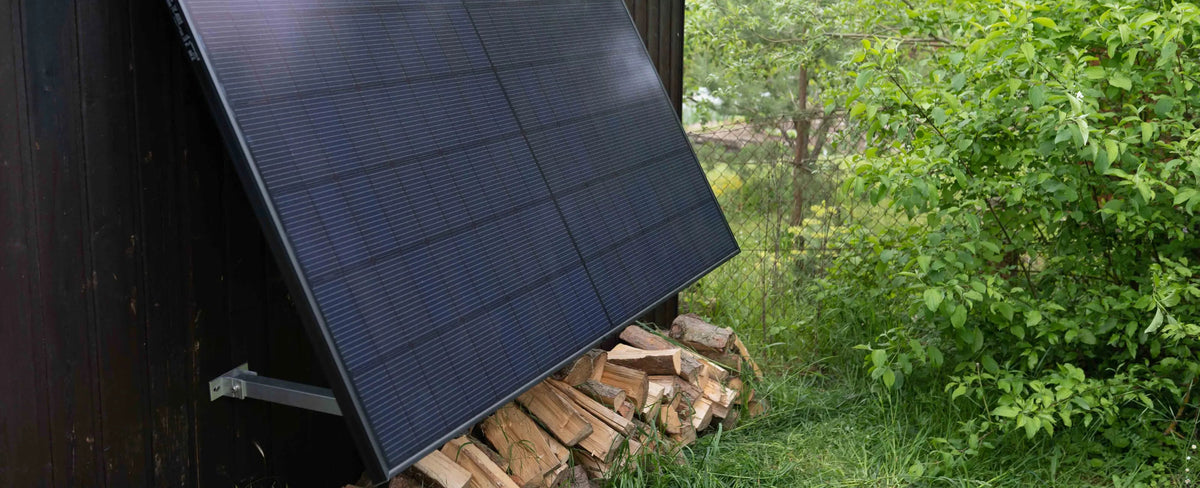 Solaranlage ein Modul montiert an Holzwand im Garten
