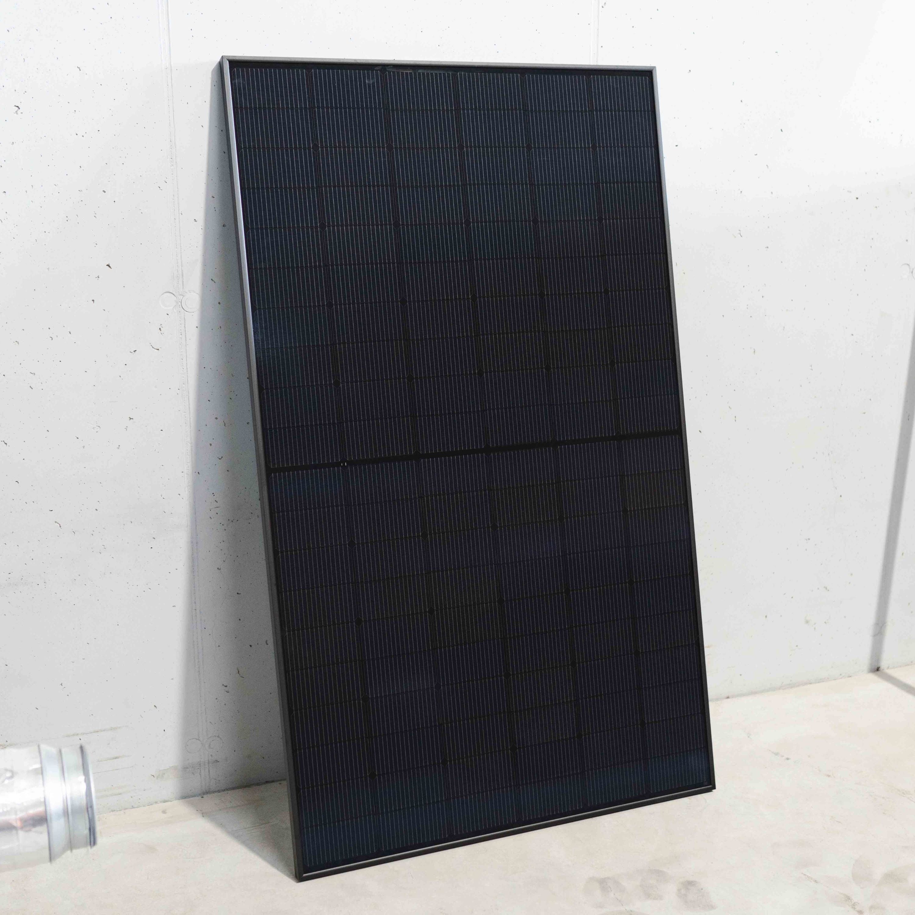 Solarmodul angelehnt an die Wand
