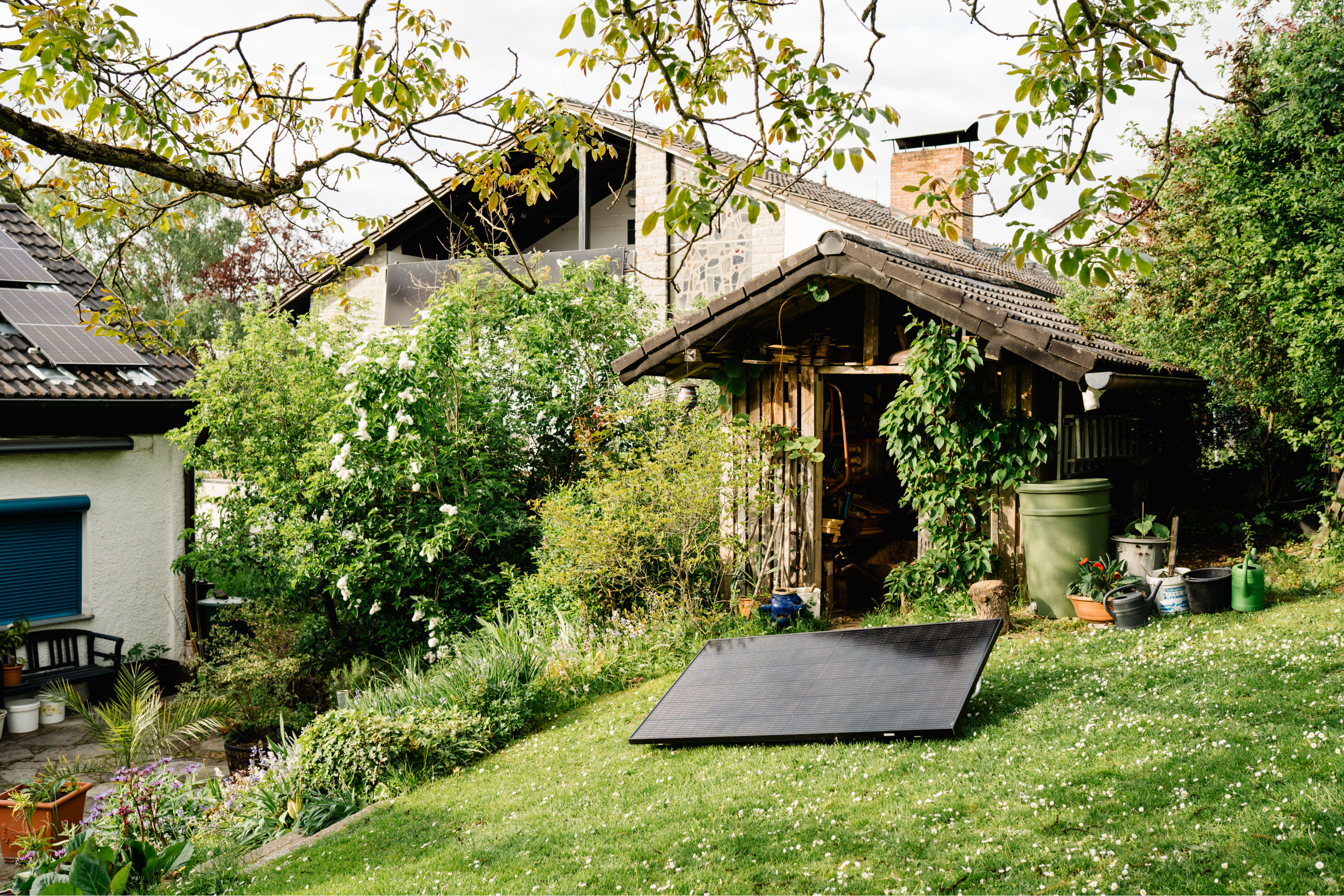 Balkonkraftwerk Balkonstrom ein Solarmodul im Garten 