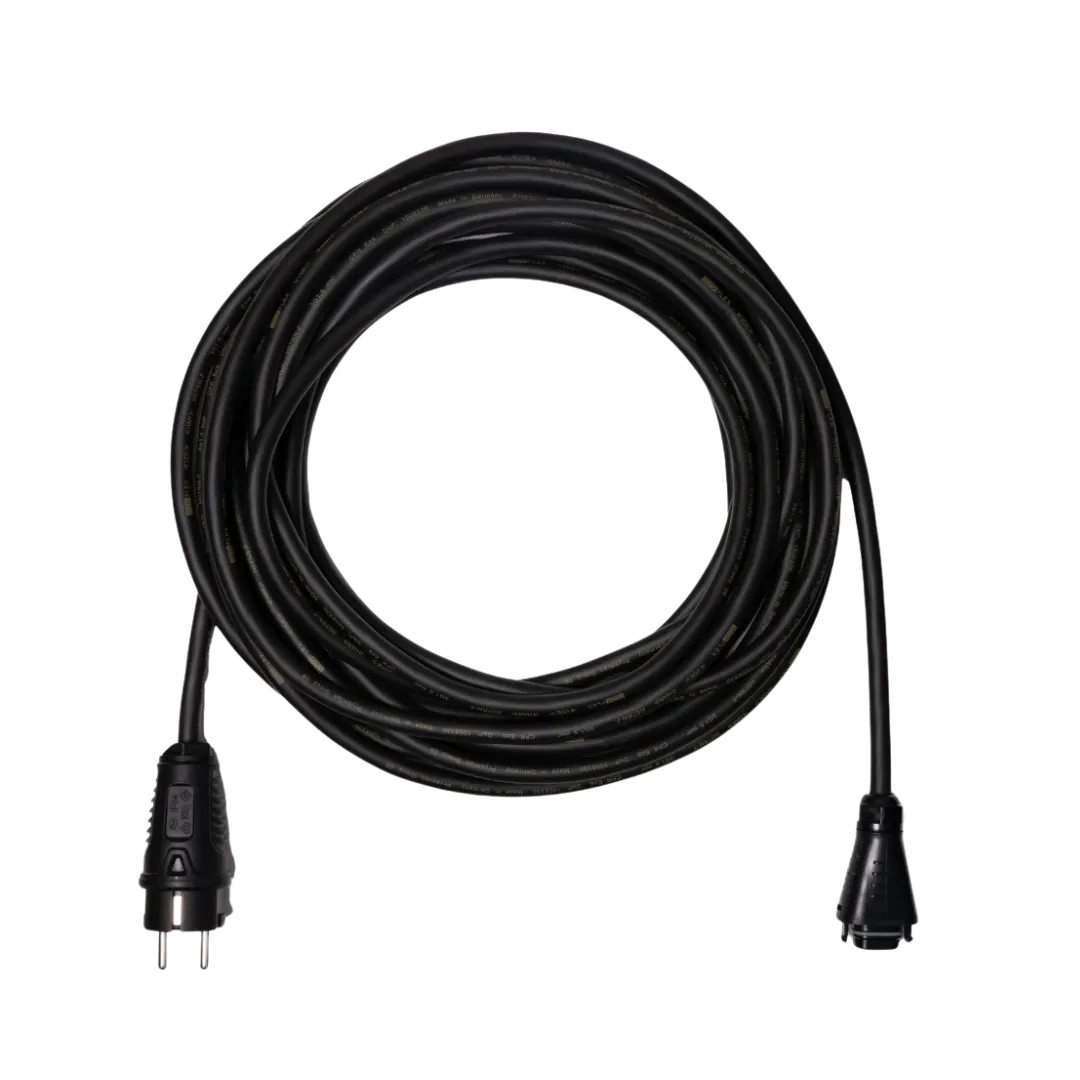 Schwarzes AC-Kabel mit Schutzkontaktstecker und Kupplung, aufgerollt. Geeignet für den Anschluss von elektrischen Geräten.