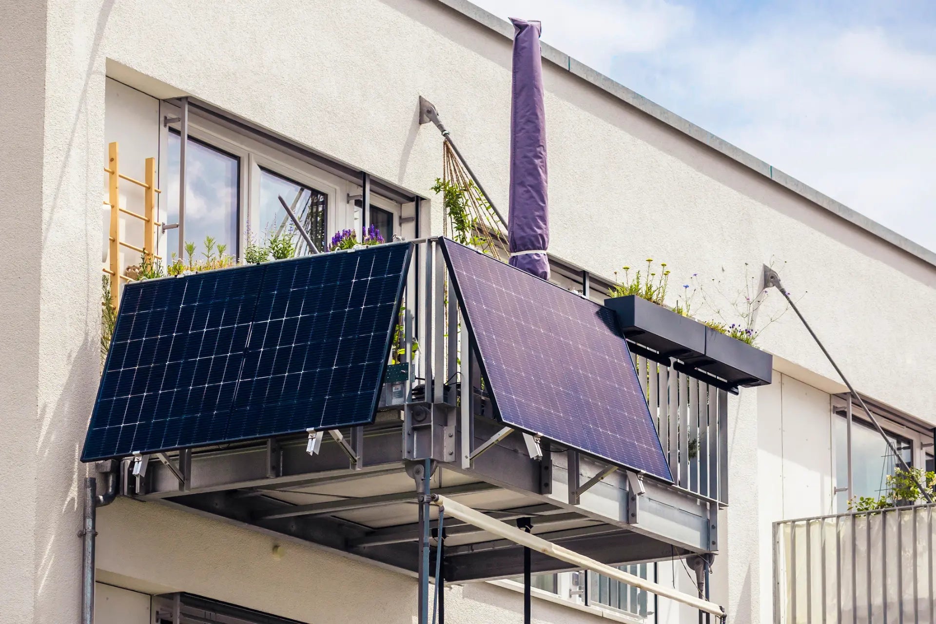 Zwei Solarmodule montiert an Balkon Sichtschutz