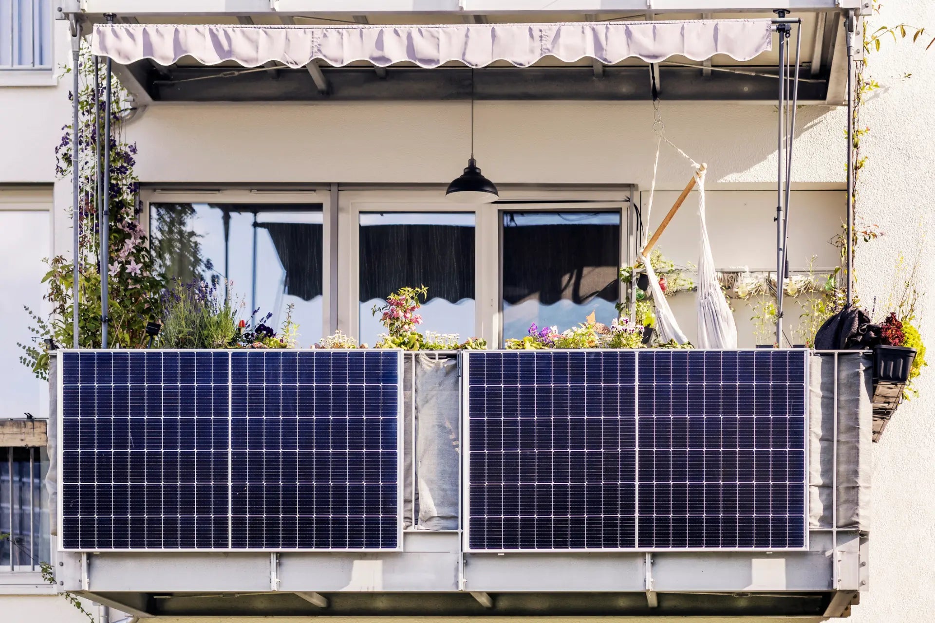 zwei Solarmodule montiert an Balkon Mietwohnung Sichtschutz