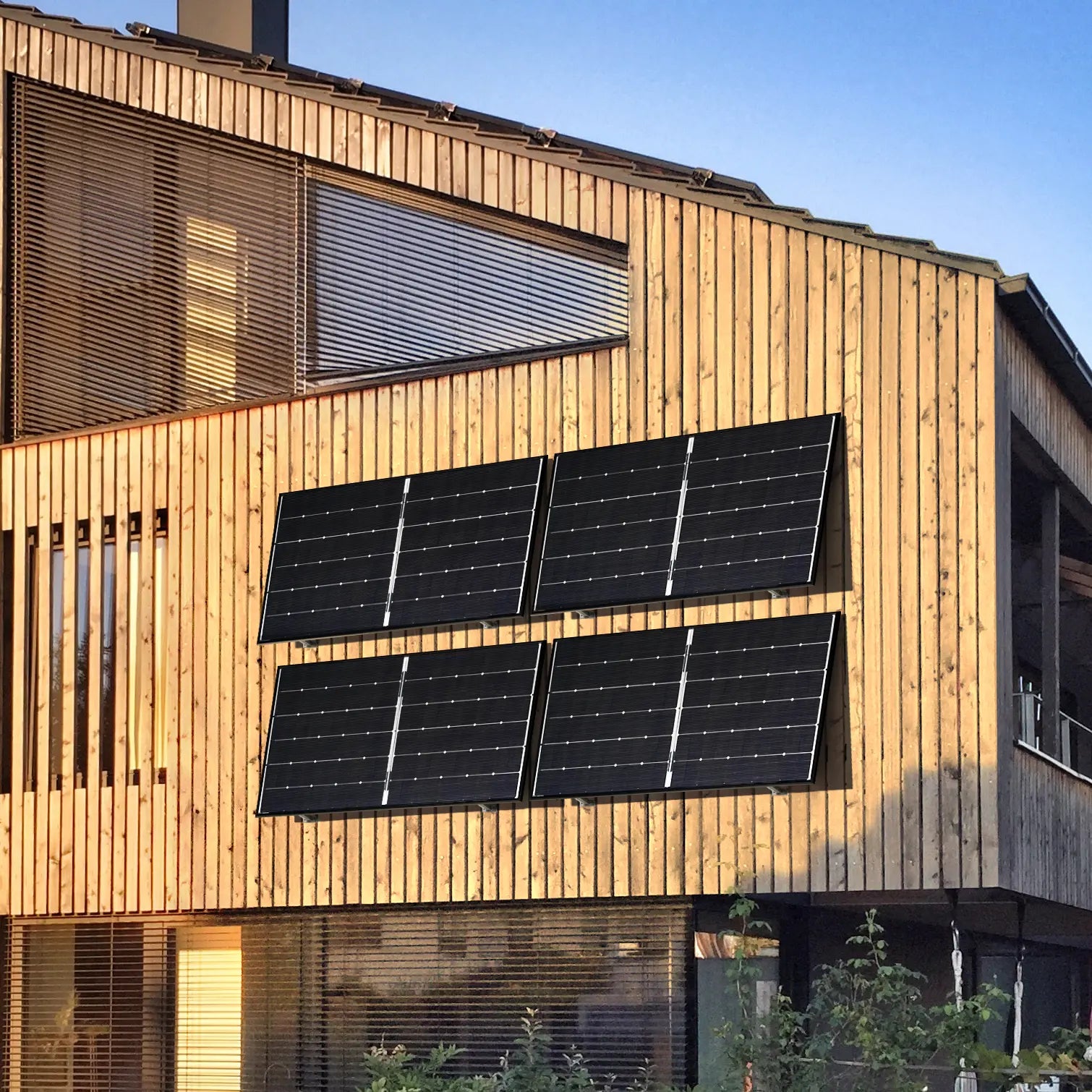 Balkonstrom Balkonkraftwerk Basic Wall 1800 bifazial vier Solarmodule montiert an Holzfassade
