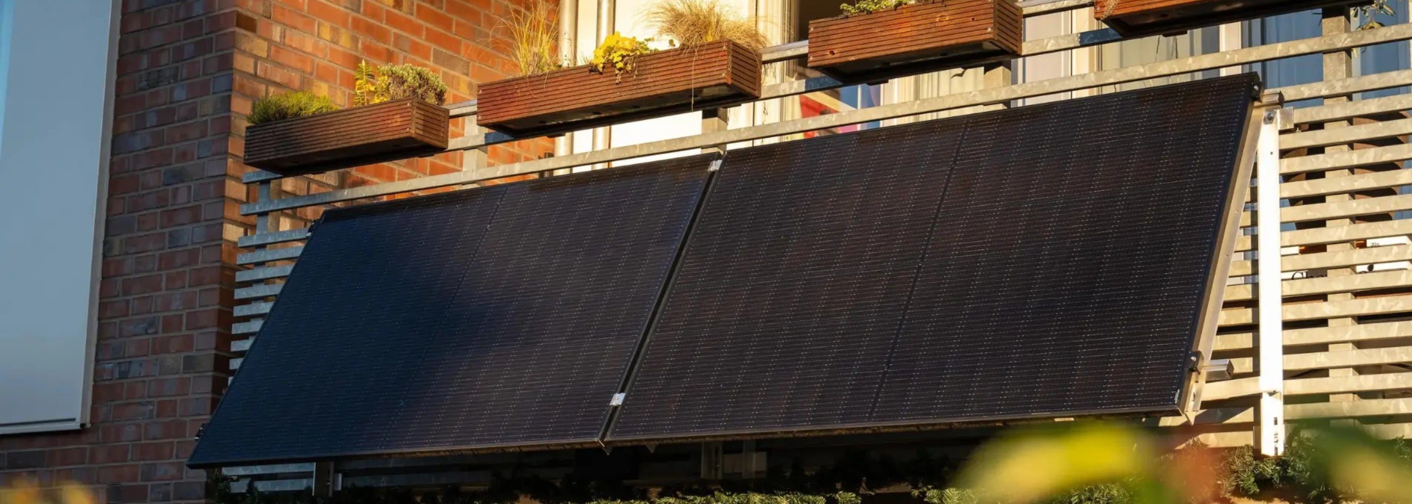 Zwei Solarmodule am Balkon bei Sonnenschein
