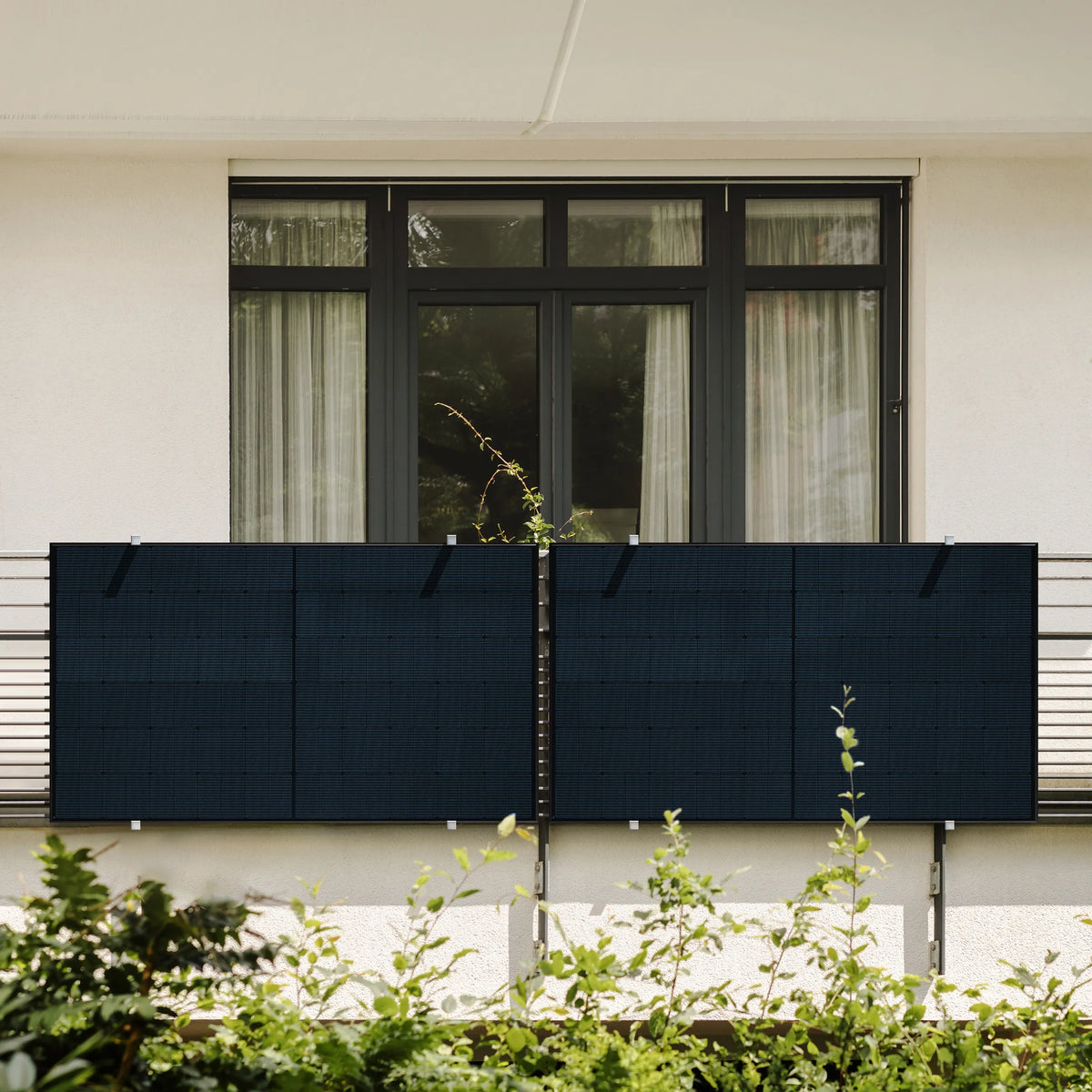 Meyer Burger Balkonkraftwerk 800 Watt schwarz am Balkon