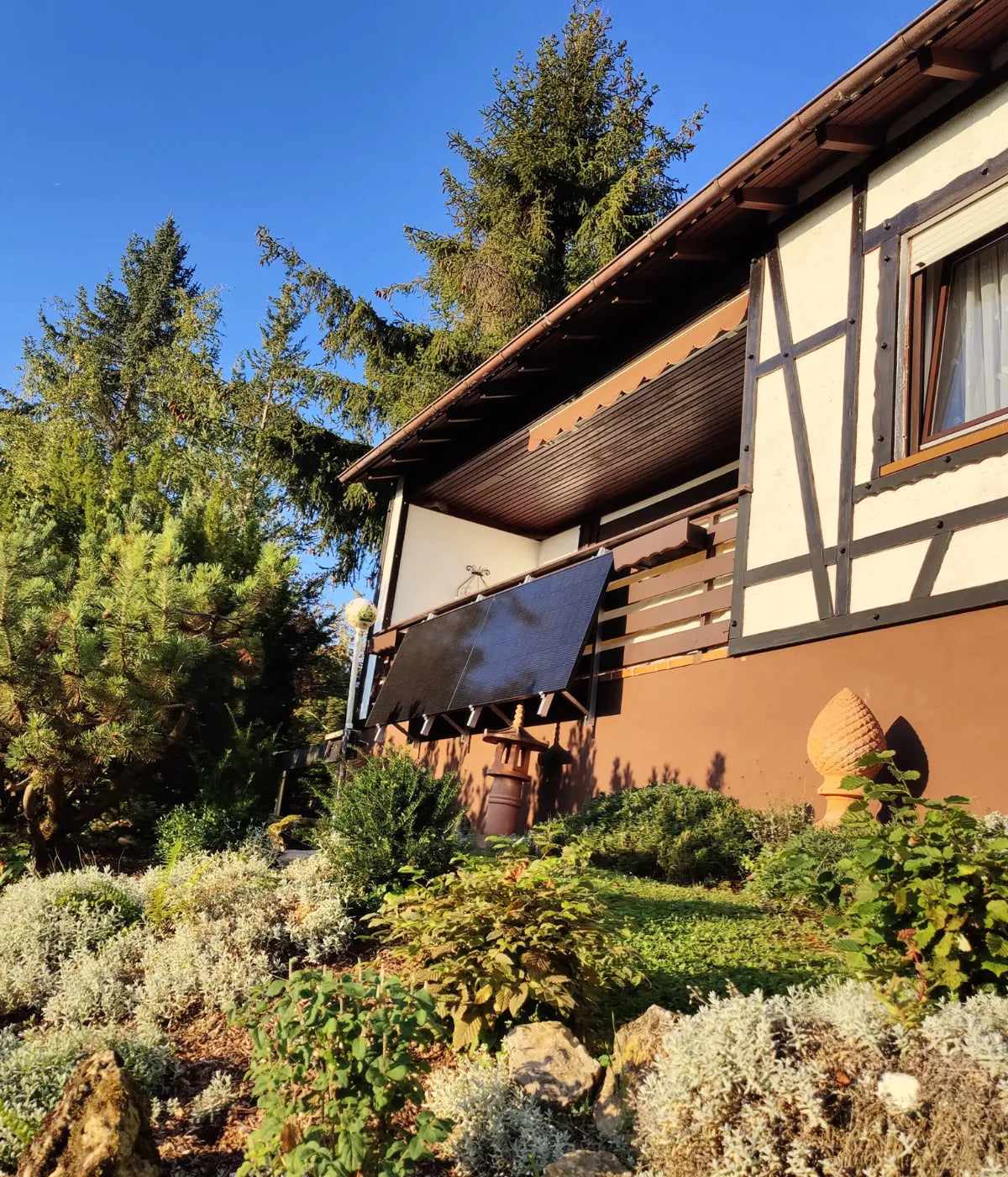 Zwei Solarmodule am Balkon bei Sonnenschein