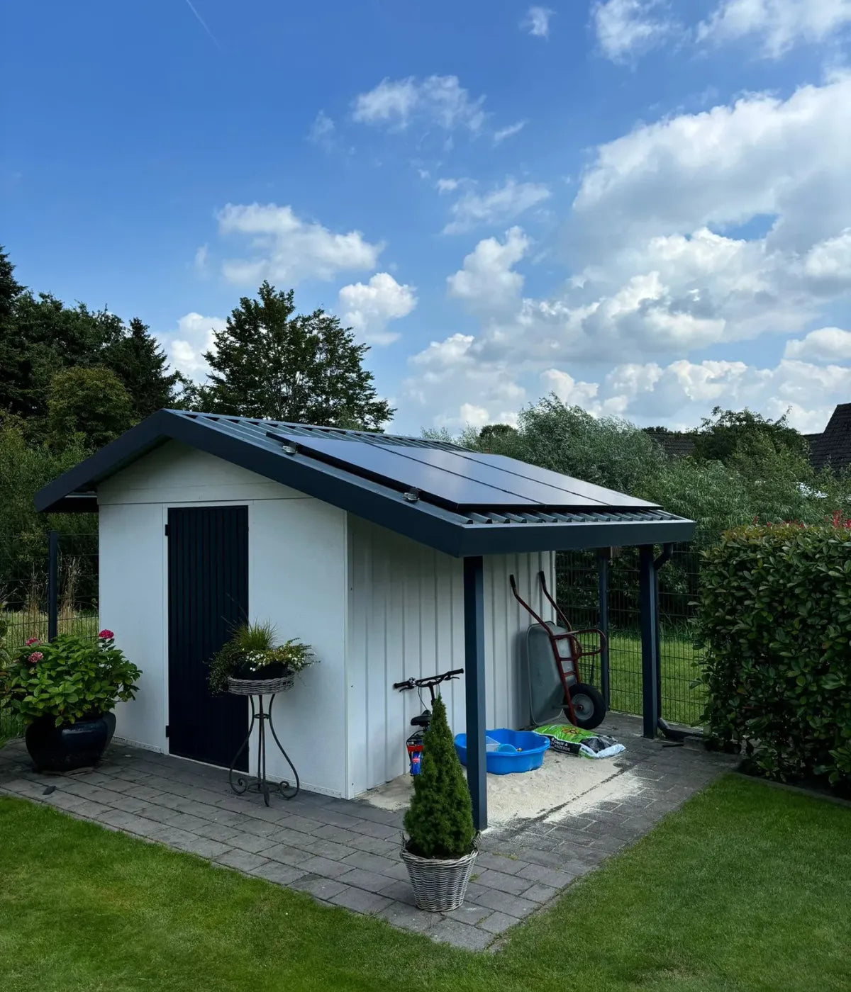 Solarmodule am Dach von Gartenhütte bei Sonnenschein