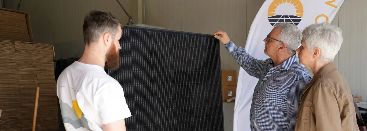 Zwei Kunden die ein Solarmodul besichtigen im Balkonstrom Showroom