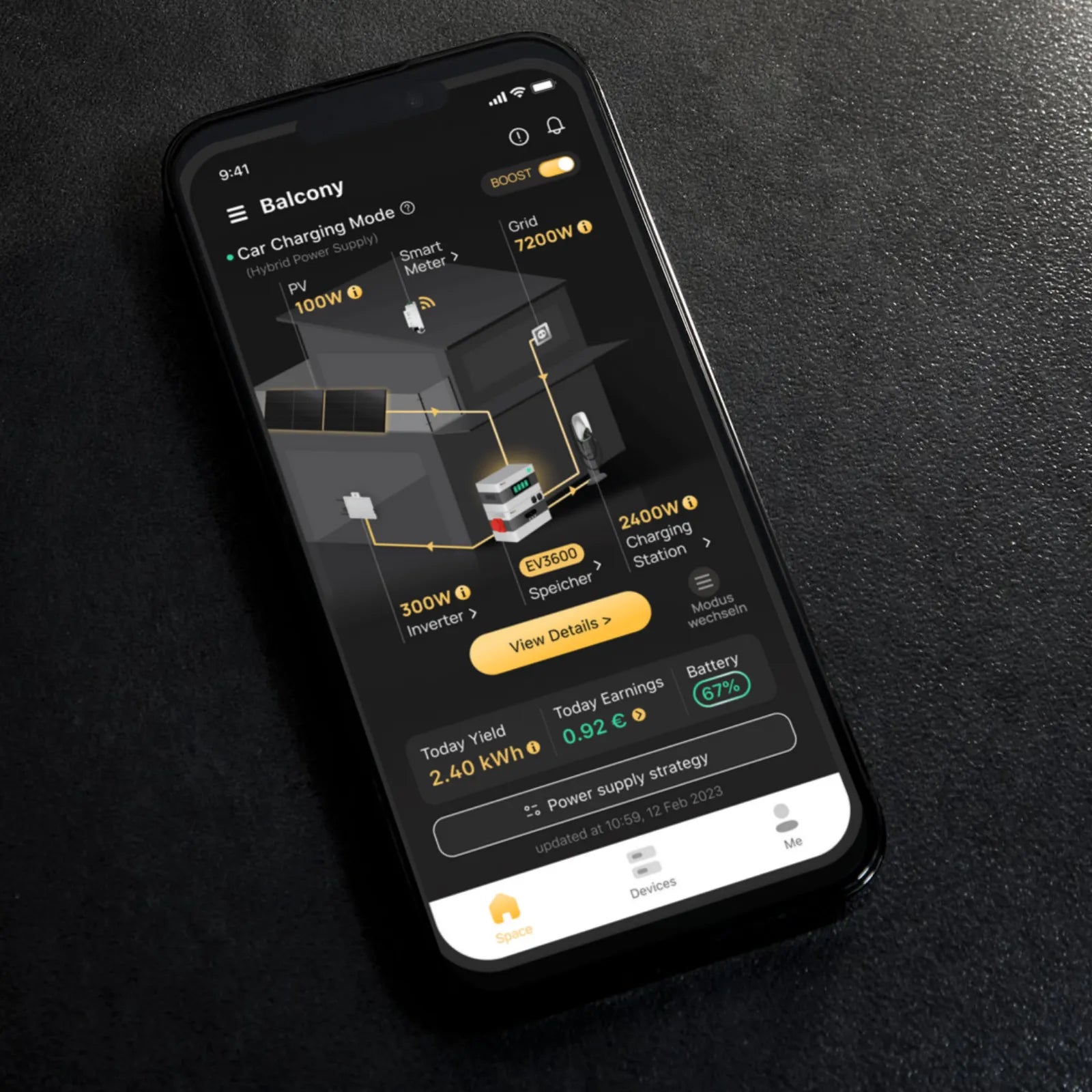 Handy mit geöffneter SunEnergyXT App am Bildschirm
