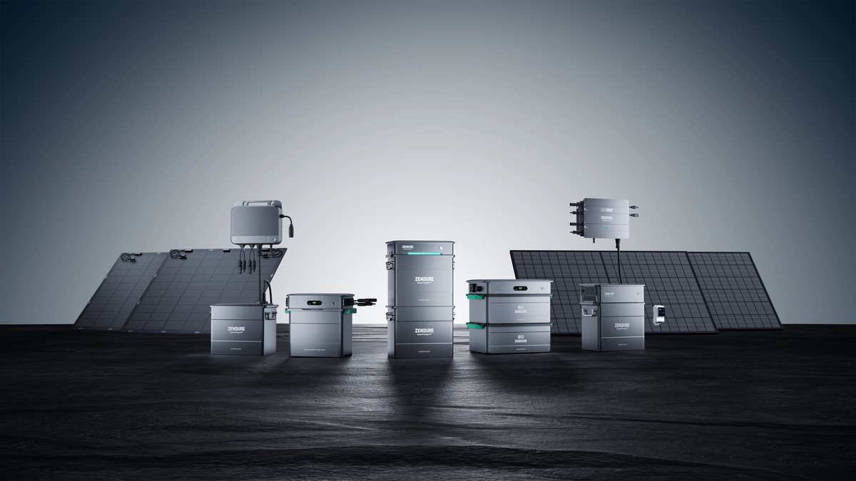 Zendure Solarflow produkte mit Solarmodulen im Hintergrund