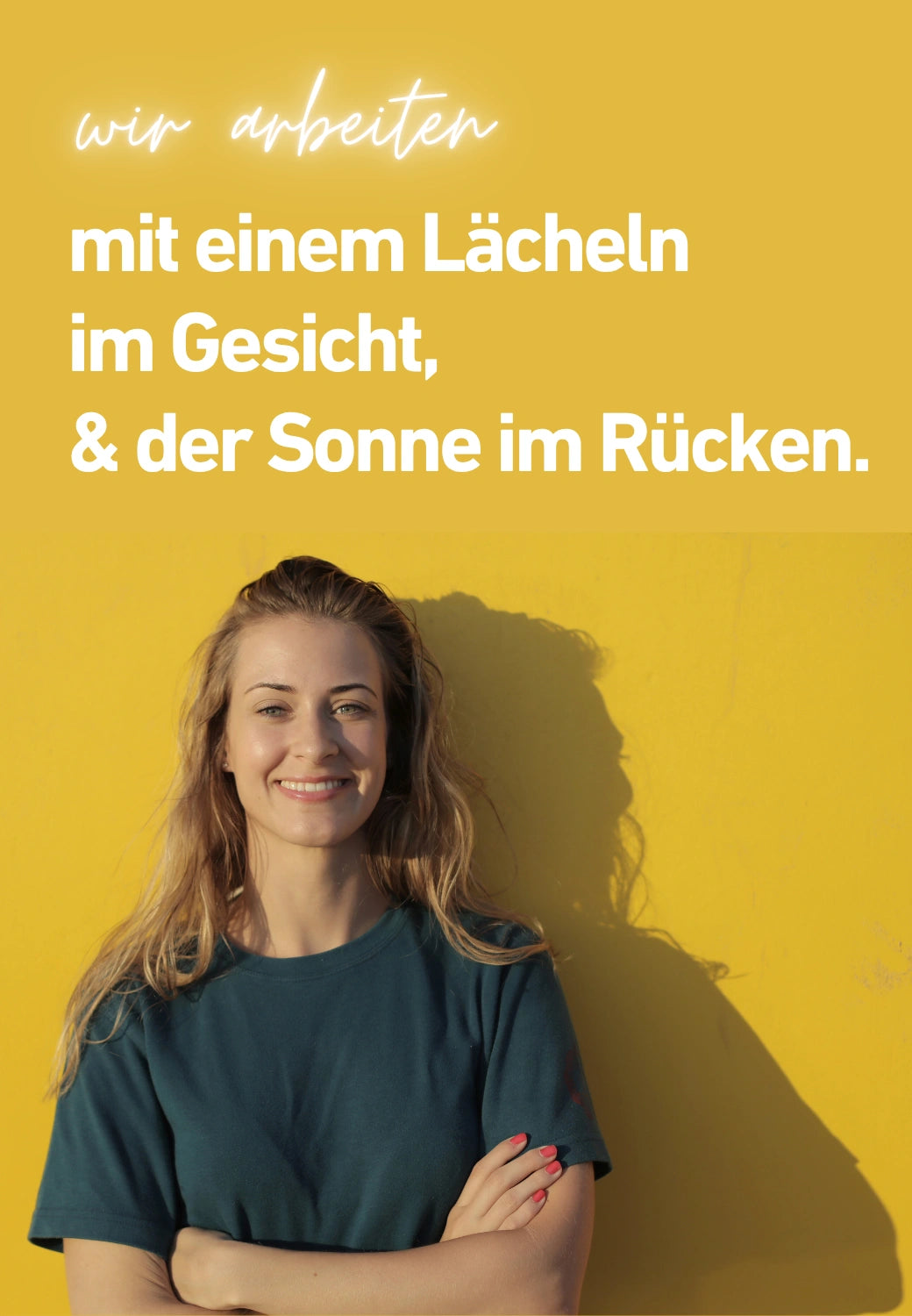 Frau mit Werbetext für Jobausschreibung