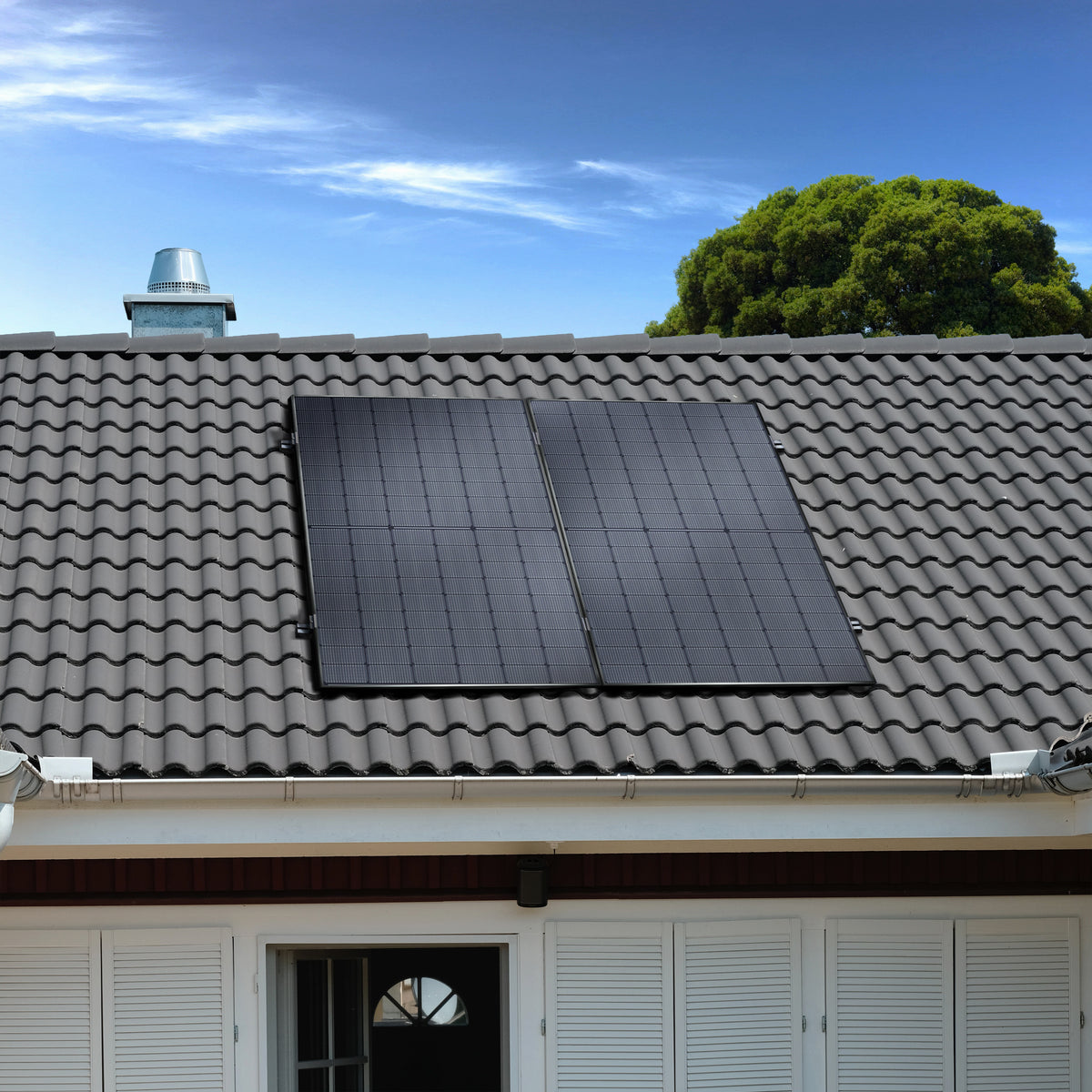 Balkonstrom Balkonkraftwerk zwei Solarmodule Meyer Burger auf Ziegeldach