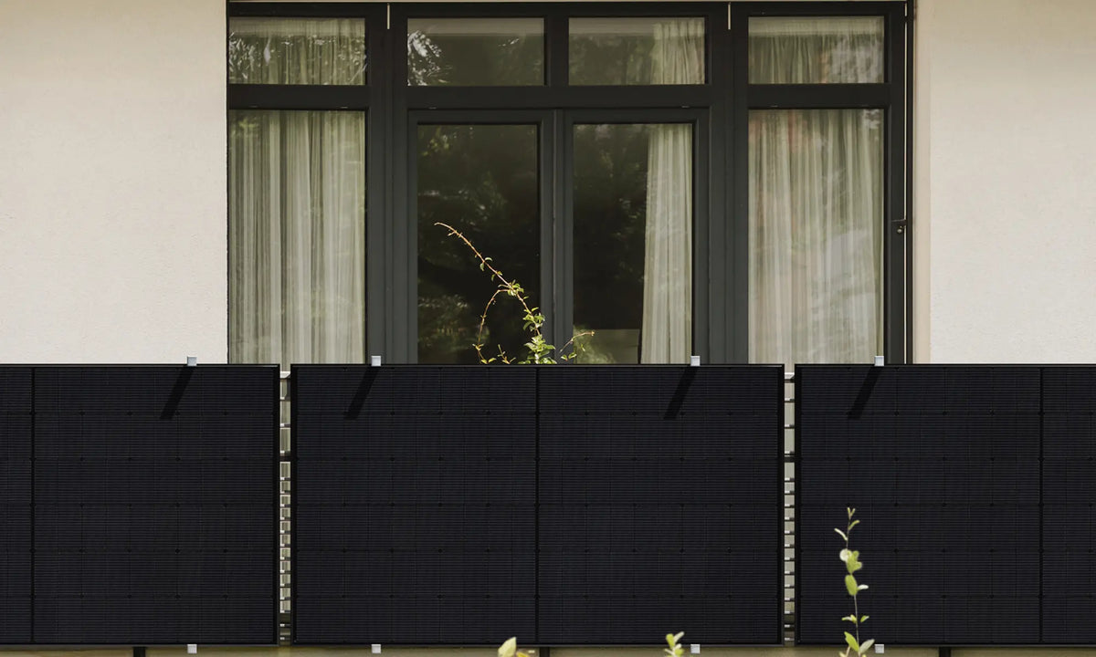 Drei Solarmodule montiert an Balkongeländer