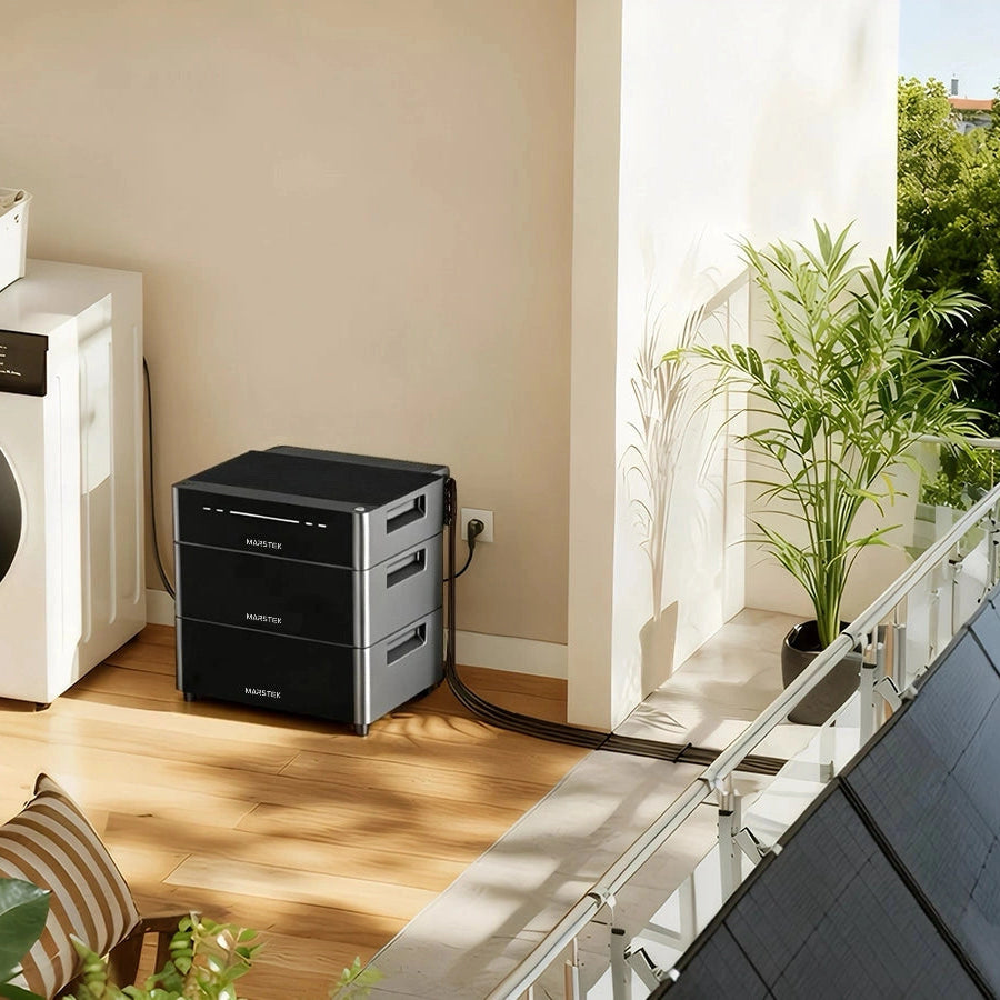 Marstek Venus D mit 2 mal  Erweiterungsbatterien auf Balkon  neben Waschmaschine, angeschlossen an Solarmodulen